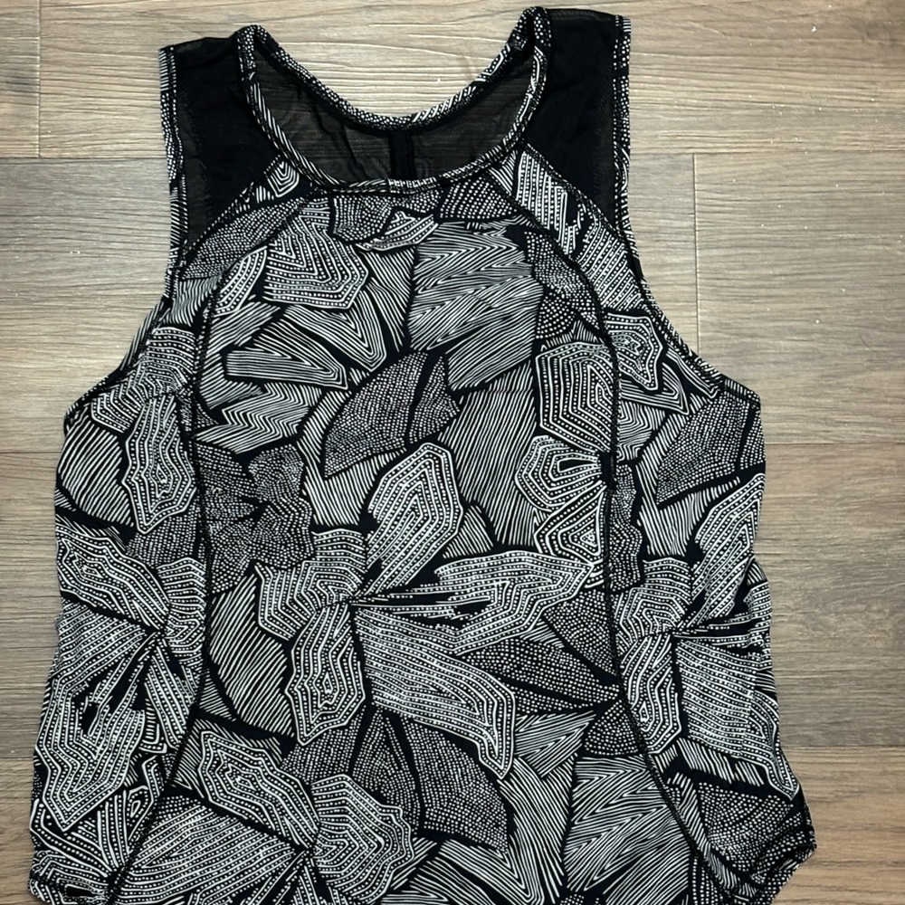 Lululemon black and white workout top